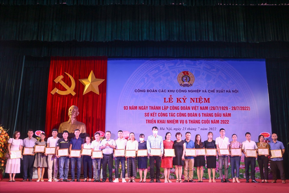 Công đoàn Các khu công nghiệp và Chế xuất Hà Nội trao thưởng. Ảnh: Phương Ngân