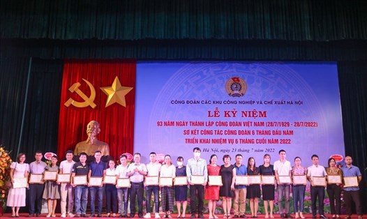 Công đoàn Các khu công nghiệp và Chế xuất Hà Nội trao thưởng. Ảnh: Phương Ngân