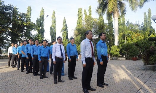 Đoàn công tác Tổng LĐLĐVN dâng hương liệt sĩ ở Khánh Hòa.