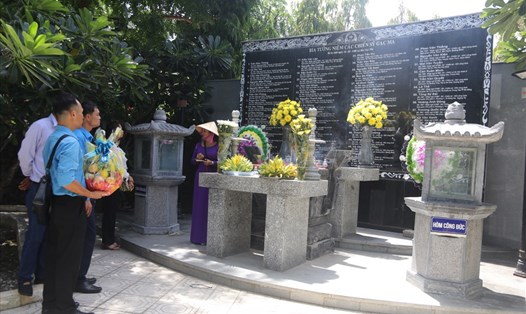 Công đoàn Ngành GTVT Khánh Hoà dâng hương tại Khu tưởng niệm chiến sĩ Gạc Ma.