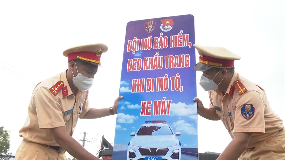 Cảnh sát giao thông Bạc Liêu lắp đặt pano tuyên truyền an toàn giao thông