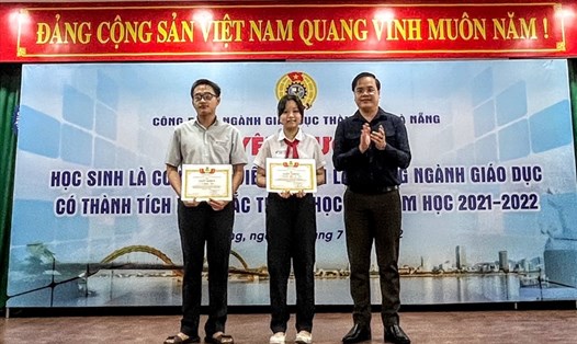 Công đoàn ngành Giáo dục thành phố Đà Nẵng tuyên dương, khen thưởng học sinh là con CCVCNLĐ có thành tích xuất sắc trong học tập, năm học 2021 – 2022. Ảnh: Tường Minh