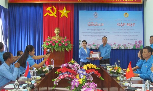Liên hiệp Công đoàn tỉnh ATTAPƯ - Nước Cộng hòa Dân chủ Nhân dân Lào thăm, làm việc với Liên đoàn Lao động tỉnh Kon Tum. Ảnh: Ngô Anh
