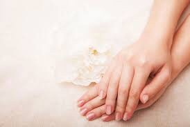 Việc chăm sóc tay thường xuyên bị bỏ qua khiến da tay sớm bị lão hóa. Ảnh: Pinterest