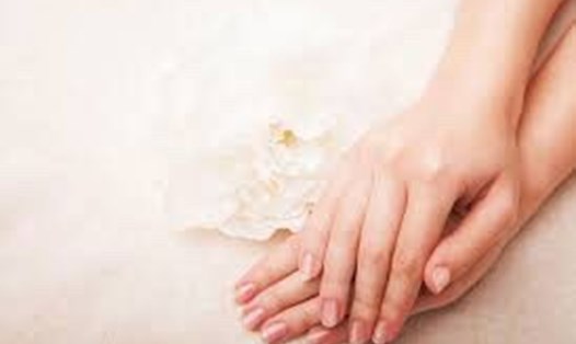 Việc chăm sóc tay thường xuyên bị bỏ qua khiến da tay sớm bị lão hóa. Ảnh: Pinterest