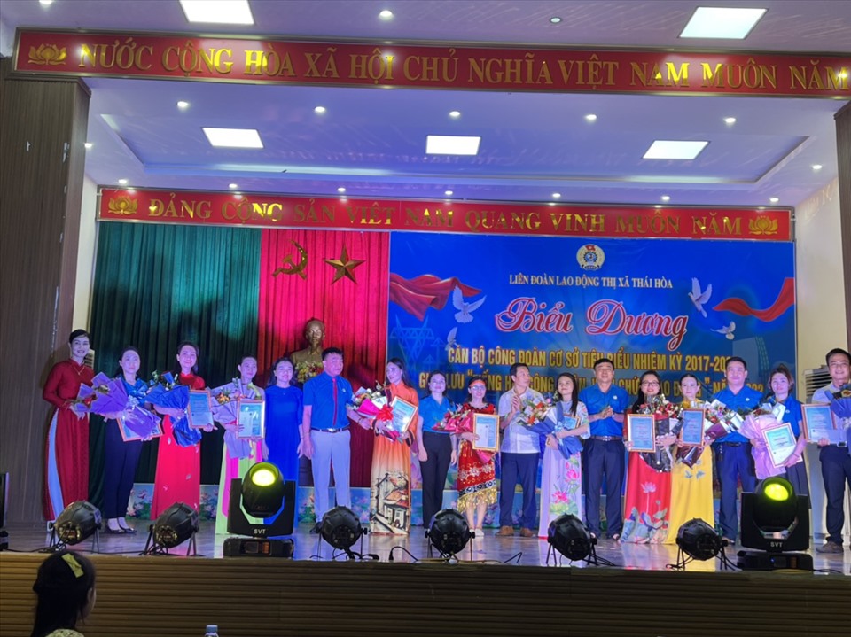 Biểu dương 10 cán bộ công đoàn cơ sở tiêu biểu nhiệm kỳ 2017-2023. Ảnh: Thùy Linh