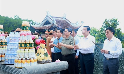 Thủ tướng Chính phủ Phạm Minh Chính và đoàn công tác dâng hương tại đền Chung Sơn - đền thờ gia tiên Chủ tịch Hồ Chí Minh.  Ảnh: QĐ