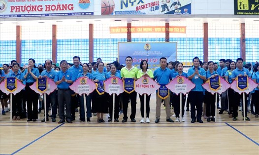 Tặng cờ lưu niệm cho các đội tham gia Ngày hội văn hoá - thể thao đoàn viên, người lao động năm 2022. Ảnh: PĐ.