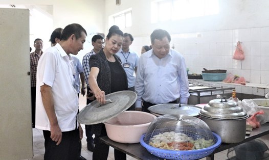 Phó Bí thư Thành ủy Nguyễn Văn Phong thăm bếp ăn của Trung tâm Điều dưỡng người có công số 1 Hà Nội. Ảnh: ĐH