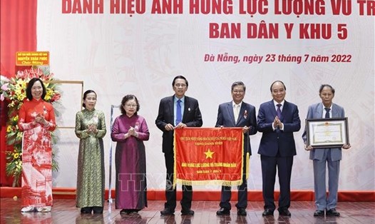 Chủ tịch nước Nguyễn Xuân Phúc trao tặng Danh hiệu Anh hùng Lực lượng vũ trang nhân dân cho Ban Dân Y Khu 5. Ảnh: Thống Nhất/TTXVN