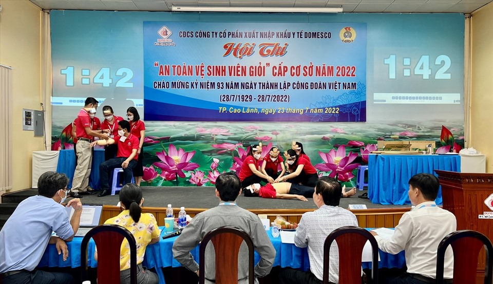 Các đội trong phần thi thực hành sơ cấp cứu. Ảnh: H.T