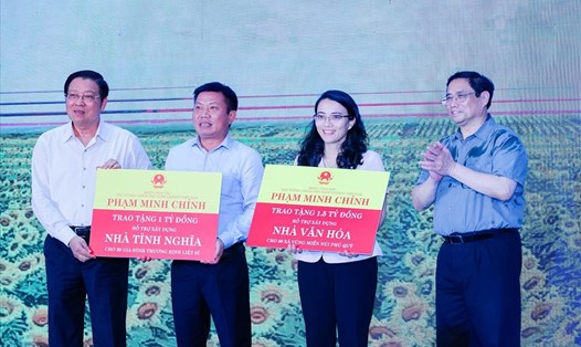 Thủ tướng Phạm Minh Chính và Trưởng ban Nội chính Trung ương Phan Đình Trạc trao hỗ trợ xây dựng nhà tình nghĩa và nhà văn hóa cho người dân Nghệ An. Ảnh: Thành Duy