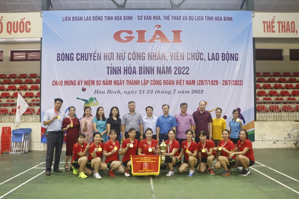 Giải nhất thuộc về Công đoàn ngành Giáo dục sau 3 ngày tham gia giải đấu bóng chuyền. Ảnh: Phạm Cường.