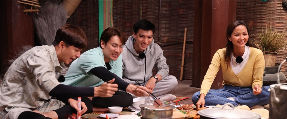 Dàn cast "2 ngày 1 đêm" đã có những khoảnh khắc vui vẻ tại Kom Tum. Ảnh:CMH