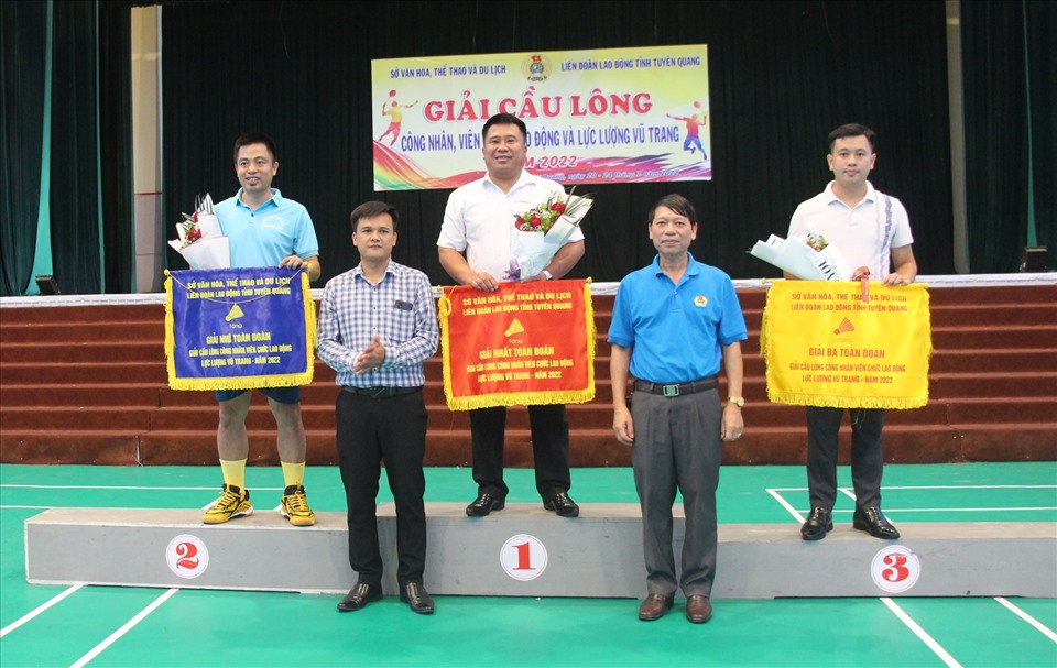 Lãnh đạo LĐLĐ tỉnh Tuyên Quang trao giải cho các đoàn có thành tích cao. Ảnh: CĐTQ