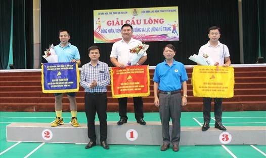 Lãnh đạo LĐLĐ tỉnh Tuyên Quang trao giải cho các đoàn có thành tích cao. Ảnh: CĐTQ