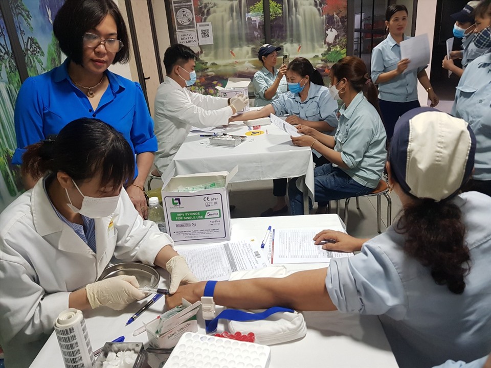 Đoàn viên, công nhân lao động tại Công ty TNHH Phú An Thịnh lấy máu xét nghiệm. Ảnh: CĐPY