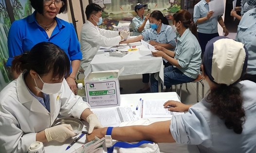 Đoàn viên, công nhân lao động tại Công ty TNHH Phú An Thịnh lấy máu xét nghiệm. Ảnh: CĐPY