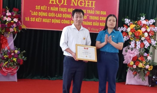 Phó Chủ tịch Thường trực LĐLĐ tỉnh Nguyễn Minh Thái trao Kỷ niệm chương Vì sự nghiệp xây dựng tổ chức Công đoàn.