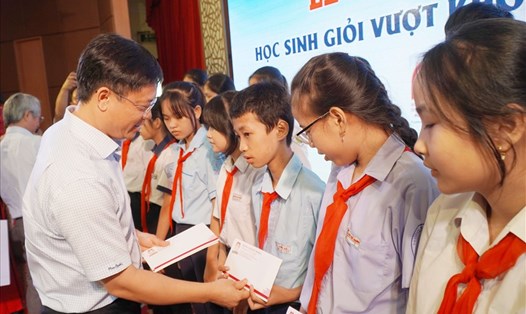 Phó Chủ tịch UBND tỉnh Thừa Thiên Huế - Nguyễn Thanh Bình trao học bổng cho các em học sinh.