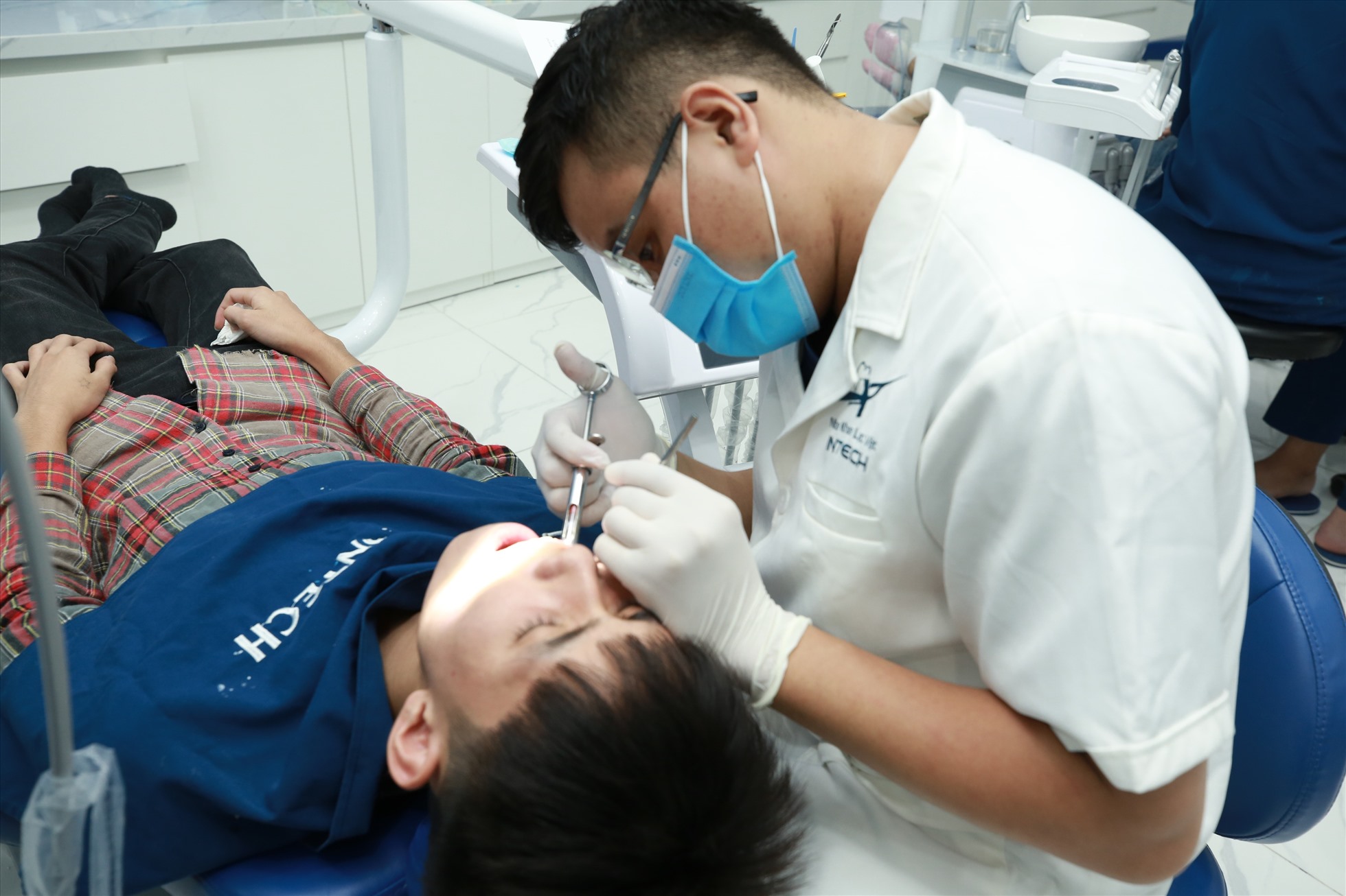 Bác sĩ nha khoa nói gì về thói quen xỉa răng bằng tăm tre của người Việt?