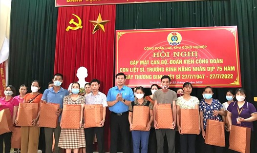 Chủ tịch Công đoàn các Khu công nghiệp tỉnh Thái Bình - Trần Đức Hiền trao quà cho cán bộ, đoàn viên, công nhân lao động là con liệt sĩ, thương binh, gia đình chính sách. Ảnh: B.M