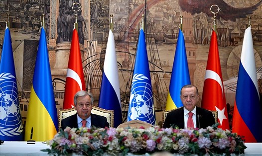 Tổng thư ký Liên Hợp Quốc Antonio Guterres (trái) và Tổng thống Thổ Nhĩ Kỳ Recep Tayyip Erdogan (phải) trong lễ ký kết thỏa thuận giữa Nga và Ukraina về vận chuyển an toàn ngũ cốc và thực phẩm từ các cảng Ukraina. Ảnh: AFP