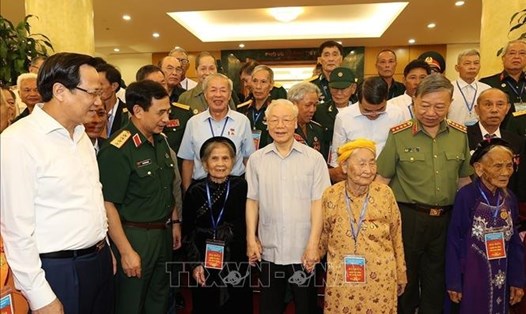 Tổng Bí thư Nguyễn Phú Trọng với người có công tiêu biểu toàn quốc. Ảnh: Trí Dũng/TTXVN