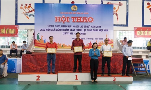 Ban tổ chức Hội thao trao giải nhất môn bóng chuyền hơi cho đội Đài PT-TH Sóc Trăng