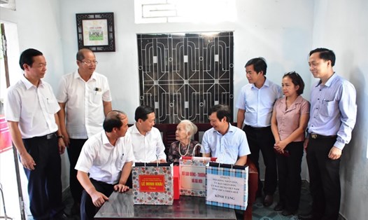 Phó Thủ tướng Chính phủ Lê Minh Khái cùng đoàn công tác thăm tặng quà Mẹ Việt Nam Anh hùng Nguyễn Thị Tuyết.