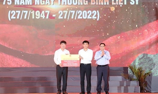 Thủ tướng Chính phủ Phạm Minh Chính ủng hộ 1 tỉ đồng xây nhà tình nghĩa cho các gia đình chính sách tại huyện Anh Sơn. Ảnh: QĐ