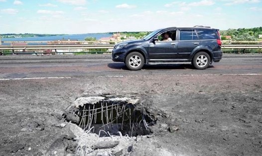 Ukraina tấn công một cây cầu lớn trong tuyến tiếp tế của Nga ở vùng Kherson. Ảnh: AFP