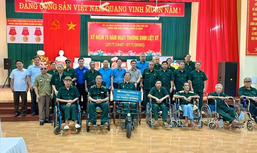 Đoàn công tác của Công đoàn Hàng không thăm, tặng quà các thương, bệnh binh tại Trung tâm Điều dưỡng người có công tỉnh Phú Thọ.