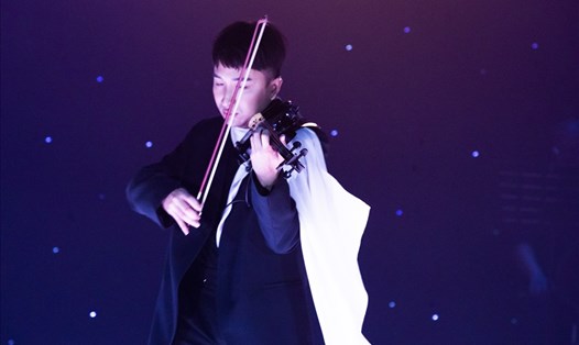 Tiếng đàn của Hoàng Rob chạm đến trái tim của khán giả có mặt tại "Mùa hè vĩnh cửu". Ảnh:NSCC