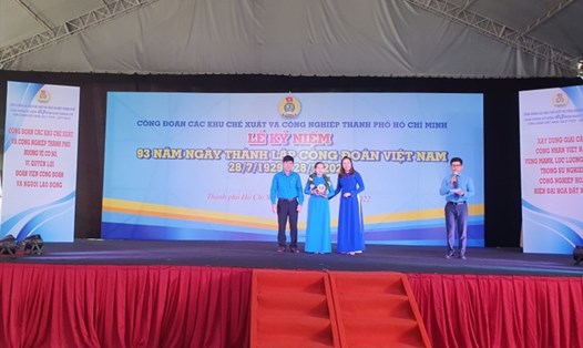 Chị Trần Thị Hồng Vân, Chủ tịch CĐCS, trưởng nhóm sản xuất trực tiếp Công ty Nissei KCX Linh Trung lần thứ 3 đạt giải thưởng Nguyễn Văn Linh.