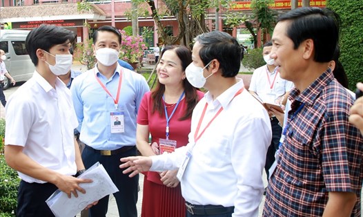 Thí sinh ở Quảng Trị tự tin về kết quả của 2 môn thi ở ngày thi đầu tiên kỳ thi Tốt nghiệp THPT 2022 khi trò chuyện với Bộ trưởng Bộ GDĐT. Ảnh: Hưng Thơ.