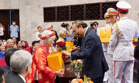 Chủ tịch nước tặng quà, chúc sức khỏe mẹ Việt Nam anh hùng cao tuổi nhất (107 tuổi) tham dự buổi lễ. Ảnh Hải Nguyễn