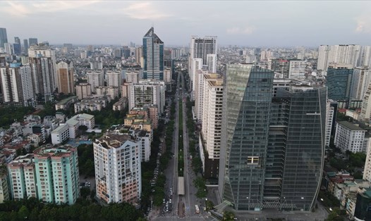 Theo lý giải của Sở QHKT Hà Nội, trục đường Lê Văn Lương luôn được xác định là trục xây dựng cao tầng. Ảnh: Trần Vương