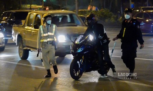 Lực lượng cảnh sát đã bắt giữ nhiều thanh niên chạy xe lạng lách, tốc độ lớn ở đường Võ Chí Công (Hà Nội). Ảnh minh hoạ: Tô Thế