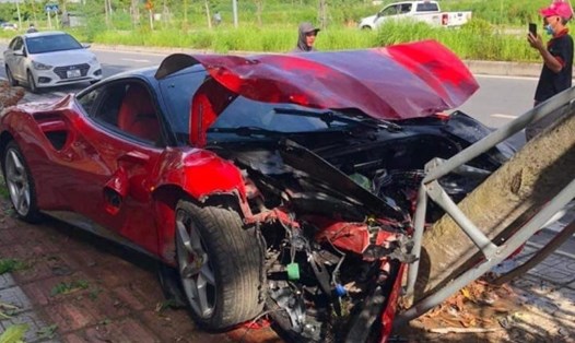 Siêu xe Ferrari 488 GTB vỡ nát đầu khi tông vào gốc cây sáng 21.7. Ảnh: Facebook T.N.