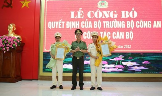 Hai Phó Giám đốc Công an tỉnh Nghệ An (thứ nhất và ba, từ trái qua) được bổ nhiệm tuần qua. Ảnh: VGP