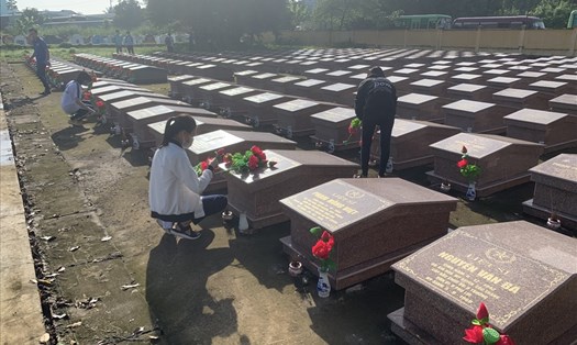 Đoàn viên Thanh niên Sóc Trăng cấm hoa ở từng phần mộ tại Nghĩa trang liệt sĩ tỉnh