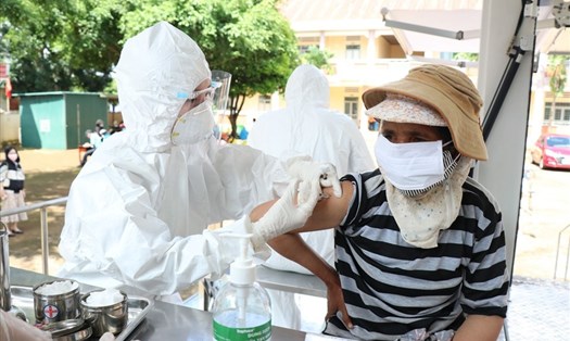 Lực lượng y tế tỉnh Đắk Lắk tiêm vaccine phòng COVID-19 cho đồng bào dân tộc thiểu số. Ảnh: B.T