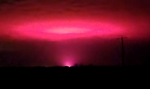 Quầng sáng hồng ở Australia trong tuần này xuất phát từ một cơ sở trồng cần sa y tế. Ảnh chụp màn hình