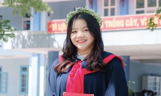 Đặng Thị Bích Trâm là một trong 5 thí sinh đạt điểm 10 môn Ngữ văn tại Kỳ thi tốt nghiệp THPT năm 2022. Ảnh: NVCC