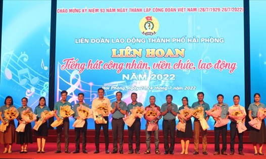Lãnh đạo LĐLĐ TP.Hải Phòng tặng hoa các đơn vị tham gia tiếng hát Công nhân, viên chức, lao động năm 2022. Ảnh: Tăng Phương