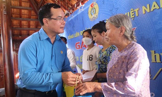 Chủ tịch Tổng LĐLĐVN Nguyễn Đình Khang tặng quà cho mẹ Trần Thị Ngọ - mẹ liệt sĩ Gạc Ma Bùi Bá Kiên. Ảnh: M.T