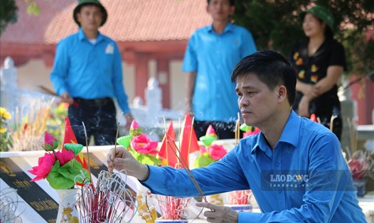 Đoàn công tác của Tổng Liên đoàn Lao động Việt Nam dâng hương tại Nghĩa trang liệt sĩ Quốc gia Vị Xuyên.