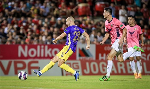 Tân binh người Croatia Mujan Tonci ghi bàn thắng quyết định giúp câu lạc bộ Hà Nội vươn lên ngôi đầu bảng Night Wolf V.League 2022. Ảnh: Minh Dân