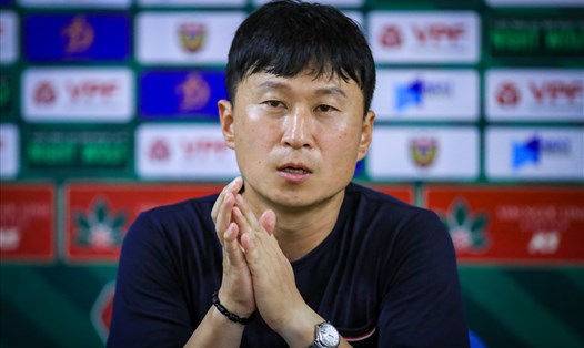 Huấn luyện viên Chun Jae-ho cho biết 2 ngoại binh chưa có được 100% sức khoẻ nên ông tung ra sân đội hình toàn nội binh trong trận đấu giữa Hà Nội và Hồng Lĩnh Hà Tĩnh. Ảnh: Minh Dân